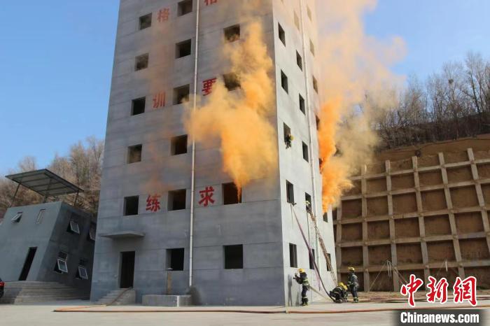 承德市消防救援队进行楼层内攻操展示 承德市消防救援支队供图